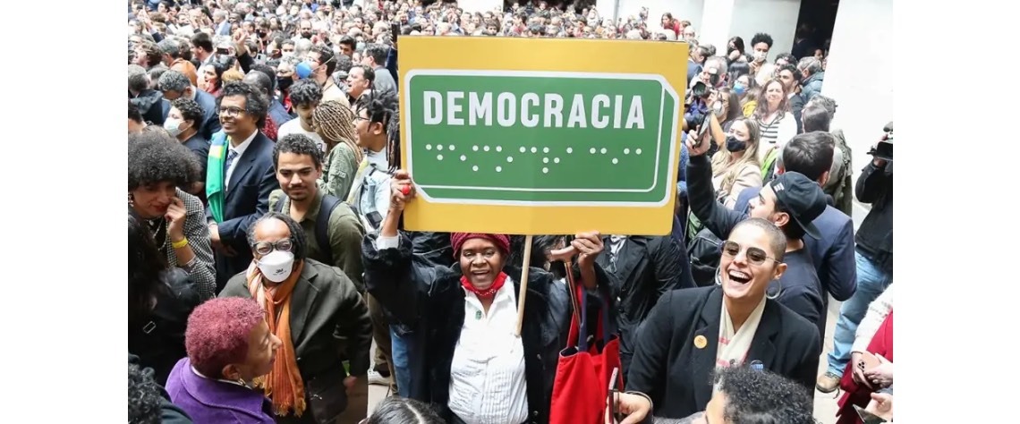 Relatório Global: Democracia no mundo está em declínio e sob ameaça