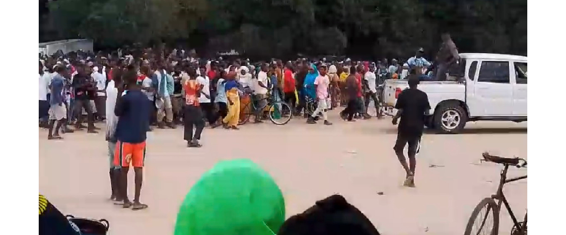 Ataques terroristas: populares protestam contra presença de militares moçambicanos em reunião com administrador