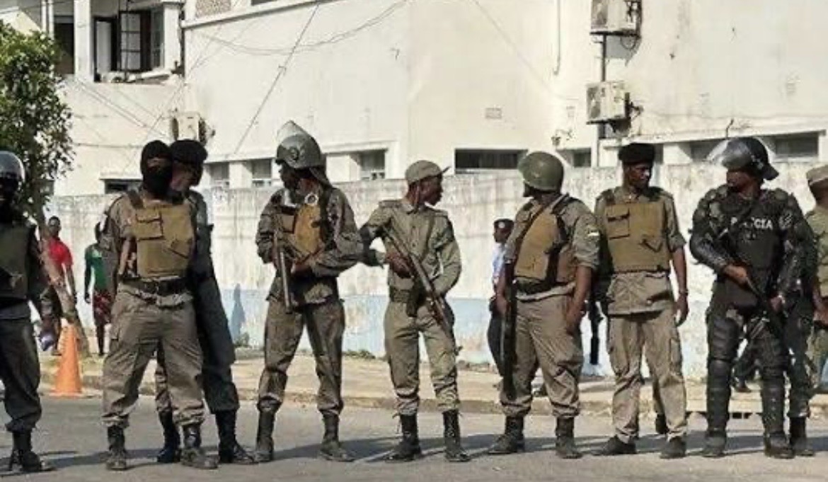 Topuito: quatro polícias feridos em confrontos com populares durante operação de recuperação de ferro alegadamente roubado