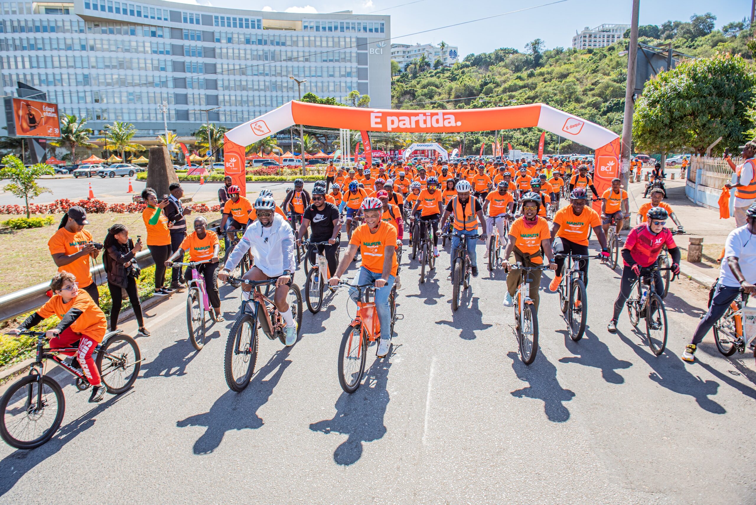 BCI junta-se a centenas de ciclistas por Maputo mais sustentável