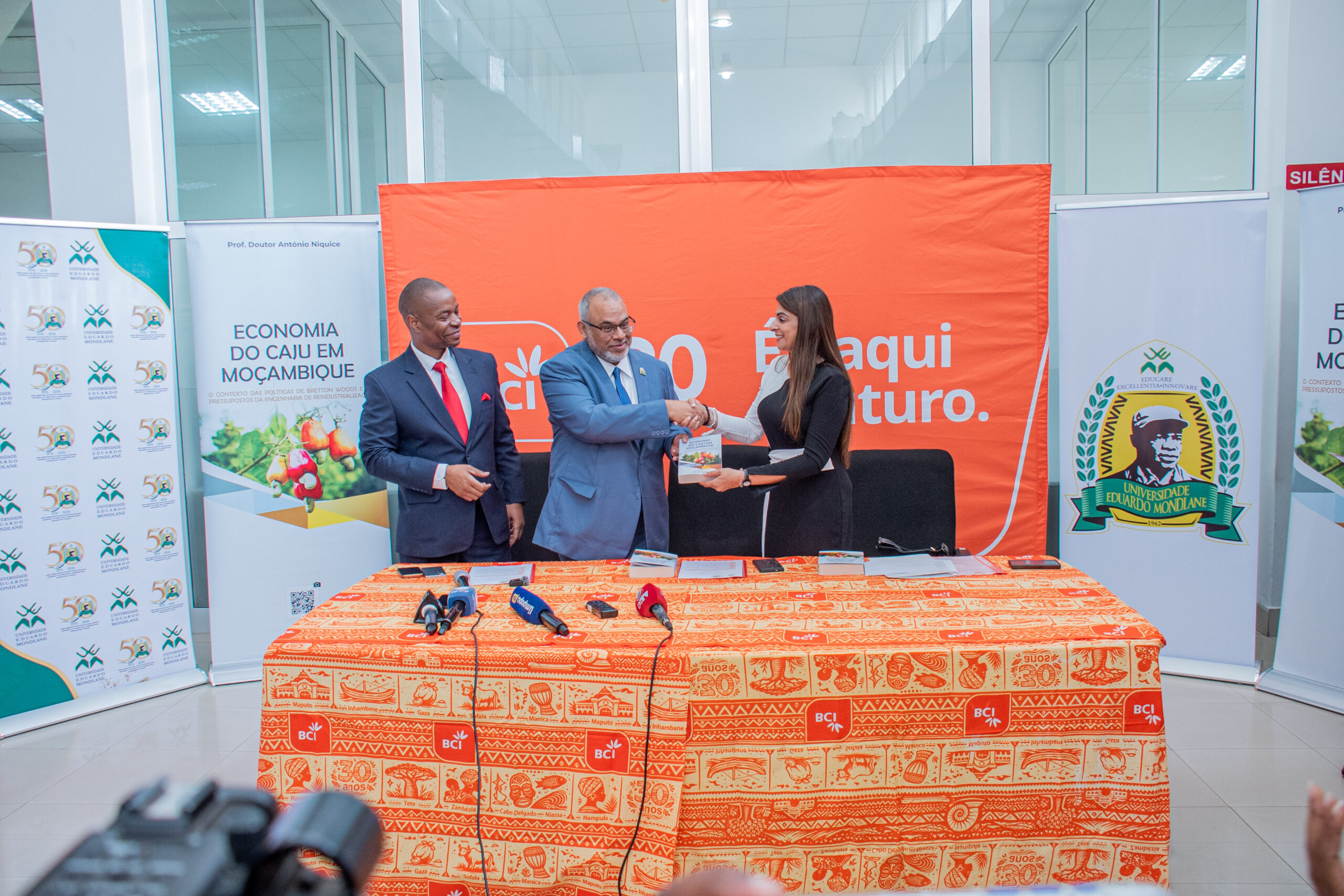 BCI e António Niquice levam à UEM obra sobre caju e reindustrialização