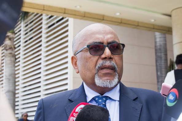 Governador de Nampula denuncia interferência política dos “camaradas” na sua governação
